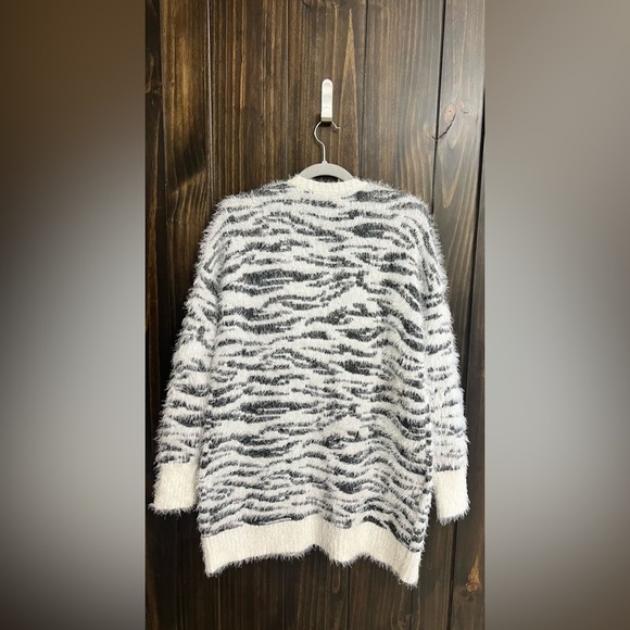 Mudd Fuzzy Zebra Cardigan with Pockets-Size: Medium - Picture 6 of 6